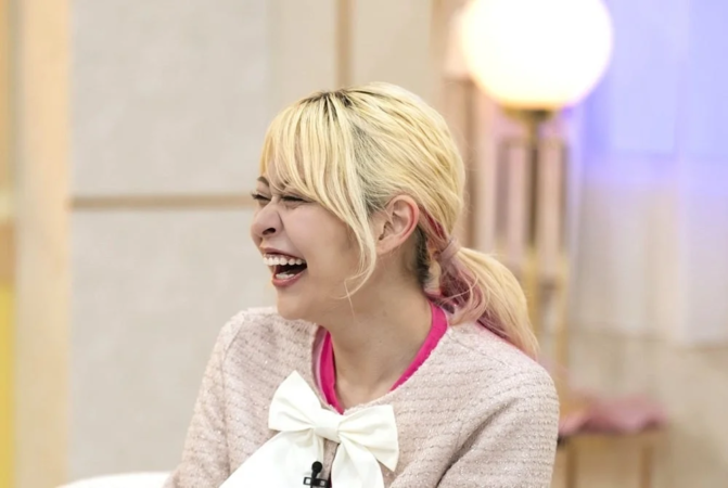 大笑いするエルフ・荒川さん