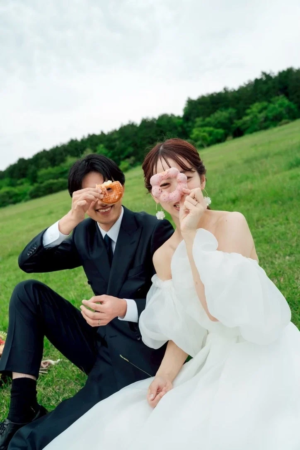 ドーナツで遊ぶウェディングカップル