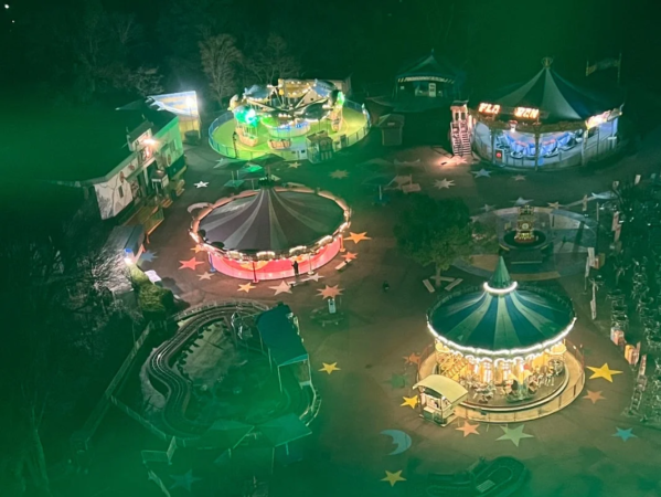 夜間の遊園地