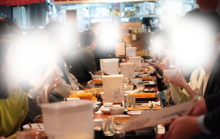 テーブルを囲む人々