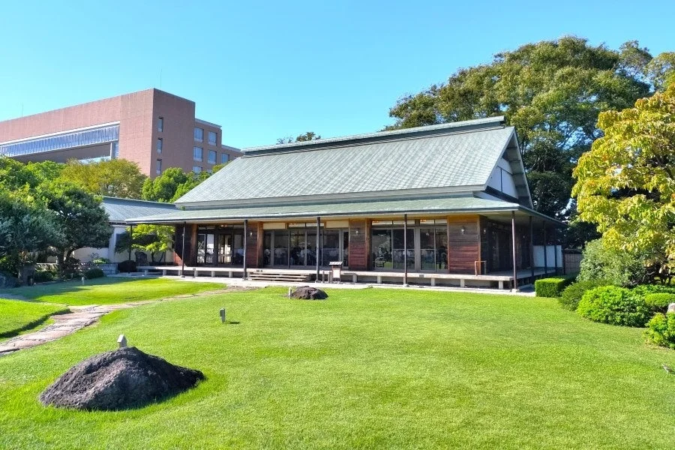 清澄庭園の建物と芝生