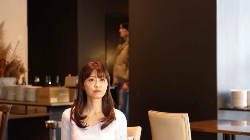 レストランで待つ西澤アナ