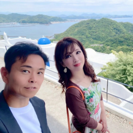 絶景を背景に笑顔のカップル