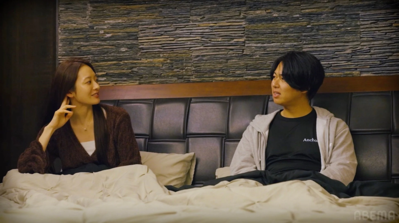 ベッドで会話するあささんとまさかつさん