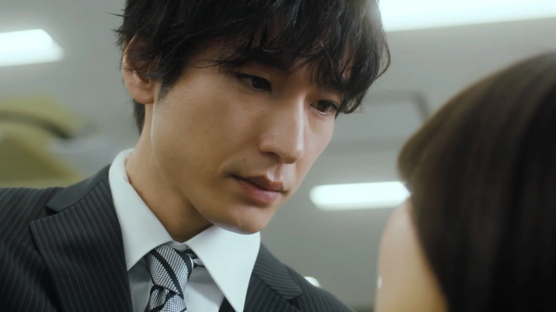 真剣な表情で話す男性