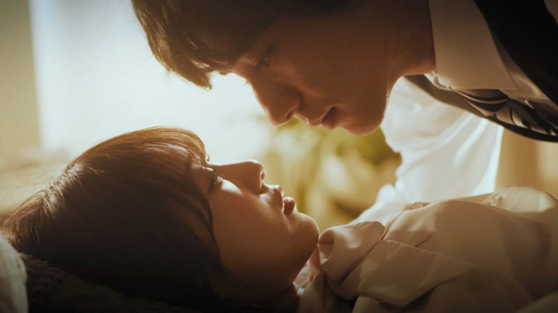 親密な雰囲気で見つめ合う二人