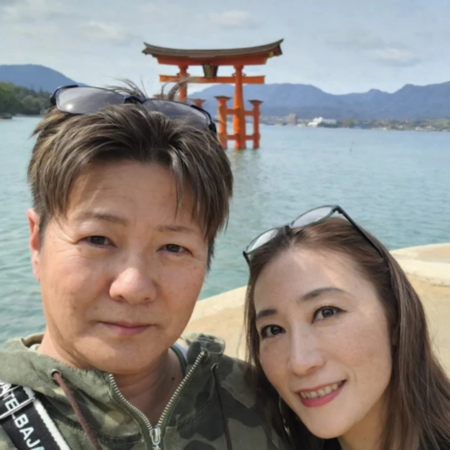 厳島神社を背景に笑顔の二人