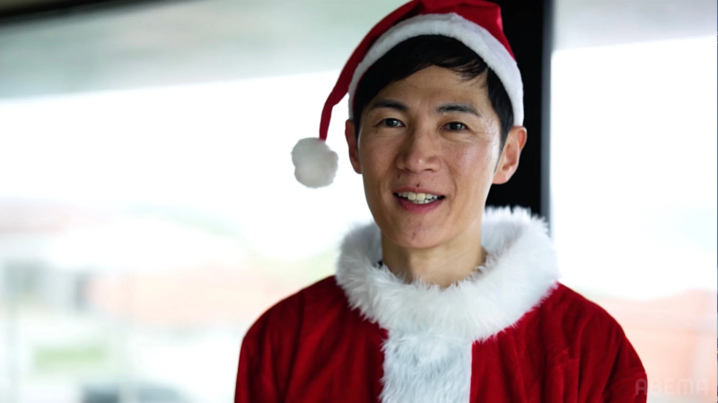 サンタ姿の石丸伸二さん