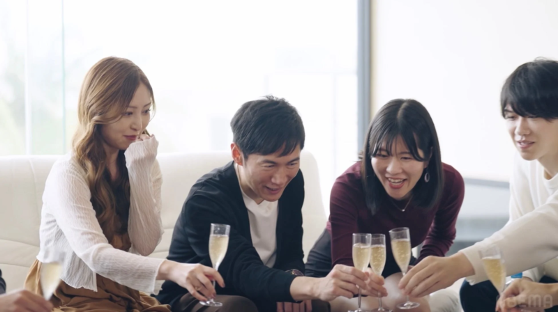 友人たちが集まり、シャンパンを片手に楽しんでいるパーティーの様子です。