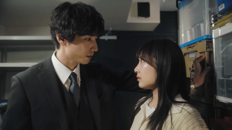 見つめ合う男女