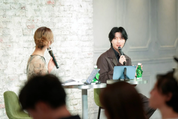 室内で開催されているイベントの様子