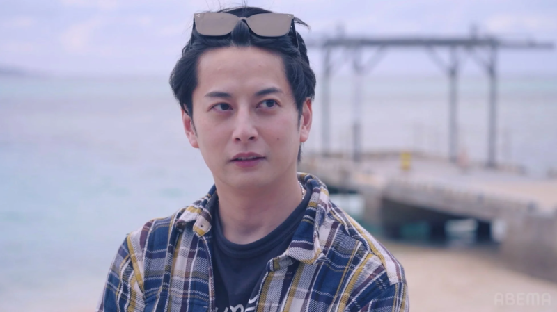 チェック柄のシャツを着てサングラスを頭に乗せた石黒英雄さん