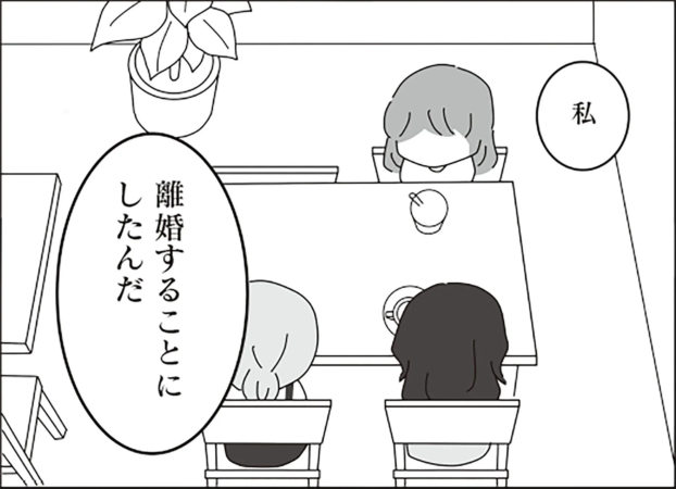 カフェで会話する3人の女性