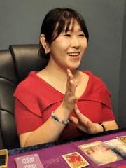 笑顔で拍手する女性