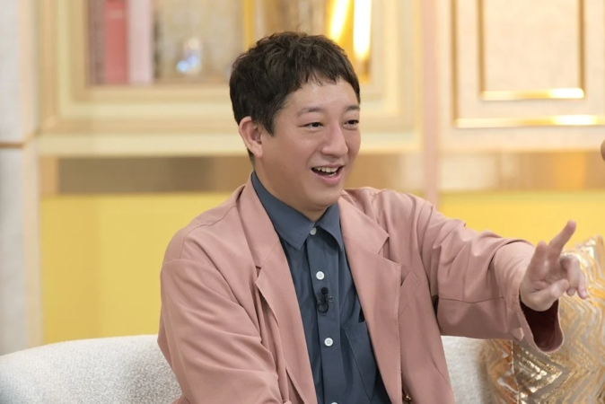 笑顔でピースサインをする高橋茂雄さん