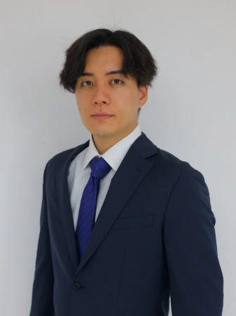 紺色のスーツと青いネクタイを着用したアジア系の若い男性のポートレート