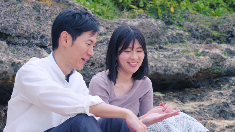 屋外で会話する石丸伸二といずみ