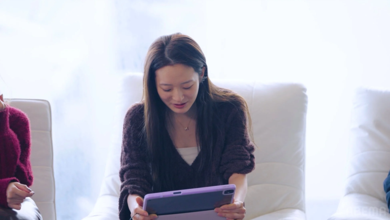 タブレットを見つめる女性