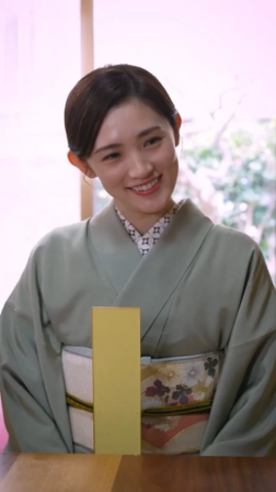 着物を着て微笑む女性のポートレート