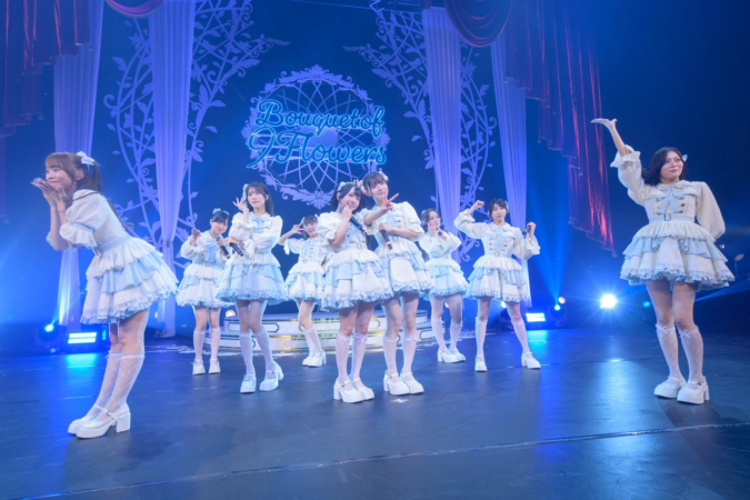 華やかなステージでパフォーマンスするアイドルグループ