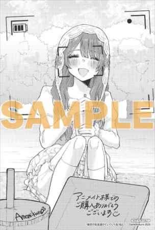 フードを被ったアニメ風の女の子が笑顔で飲み物を手にしているモノクロイラスト