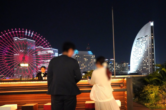 夜景とバーテンダー、カップル