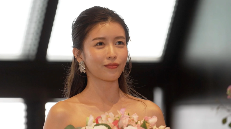 ウェディングドレスを着た女性