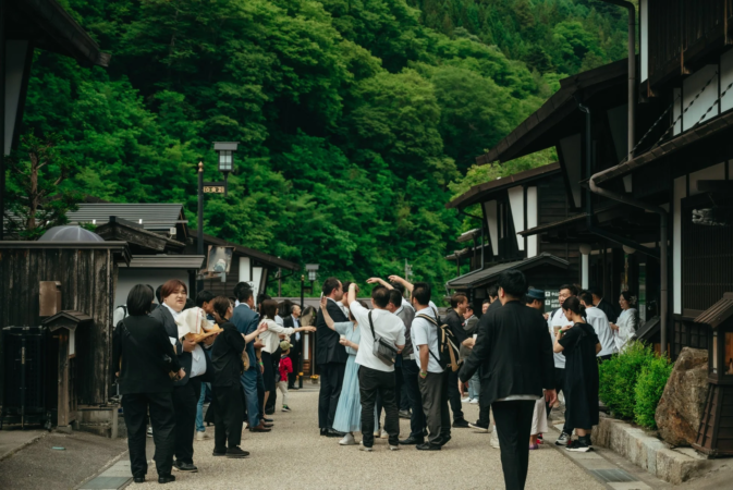 まちを巡るゲストと新郎新婦