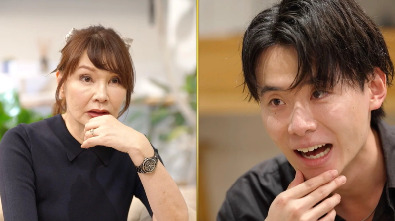 画面の左右に男女がそれぞれ映し出されており、女性は真剣な表情で顎に手を当て、男性は笑顔で口を開けて話しています。対話形式の場面を捉えた一枚で、両者ともに屋内におり、それぞれの感情が表れています。