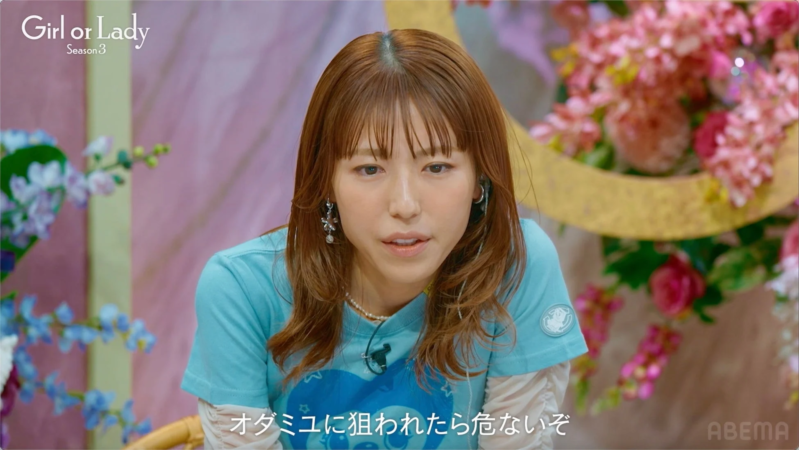 水色のTシャツを着た女性のアップショット