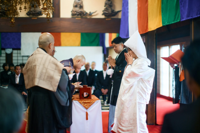 神前式を行う新郎新婦と親族