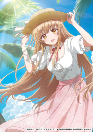 麦わら帽子をかぶった金髪の少女が、夏の青空とパームツリーを背景に明るい笑顔を見せているアニメイラスト
