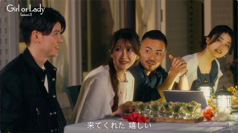 男女グループ、食事会で会話を楽しむ