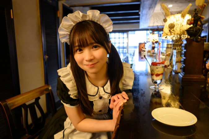 メイド服を着た若い女性が笑顔