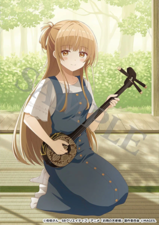 和室で三線を演奏する、笑顔のロングヘアのアニメ少女のイラスト