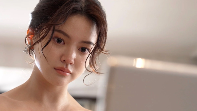 上品な髪型とイヤリングの女性