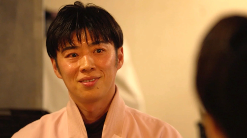 汗をかきながら微笑む男性
