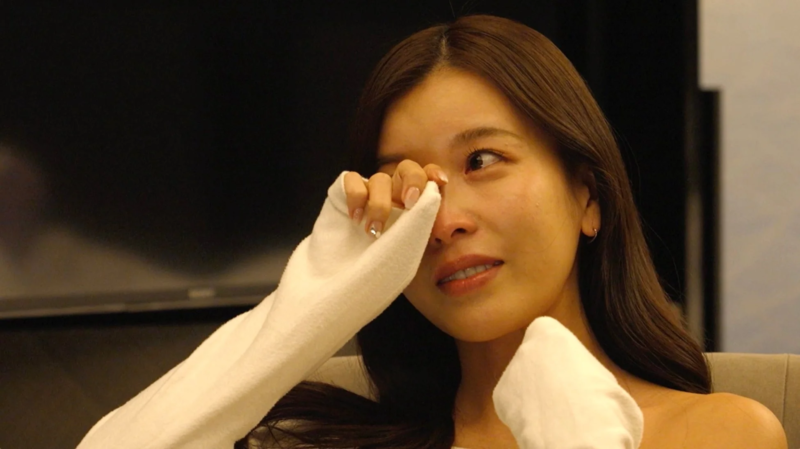 目を拭う女性