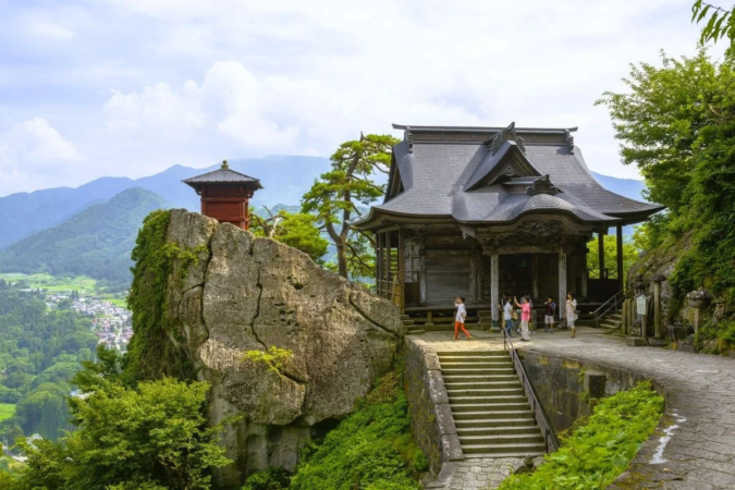 山間にある美しい山寺