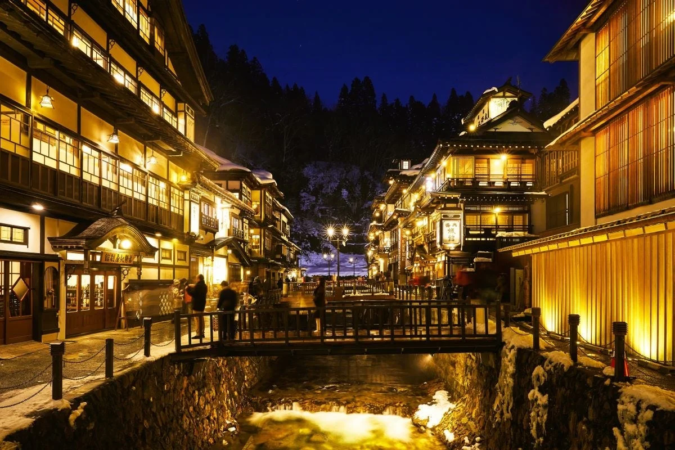 雪が積もる冬の銀山温泉街の夜景