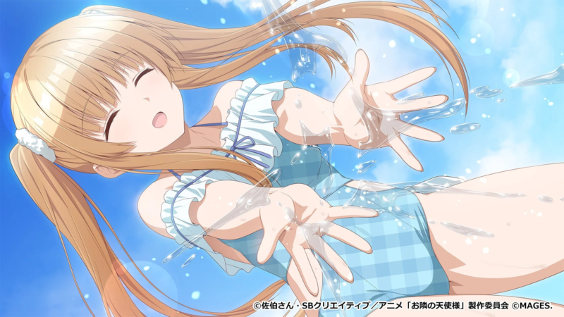 水着姿の金髪ツインテールの少女が水しぶきを浴びて楽しそうにしているアニメイラスト