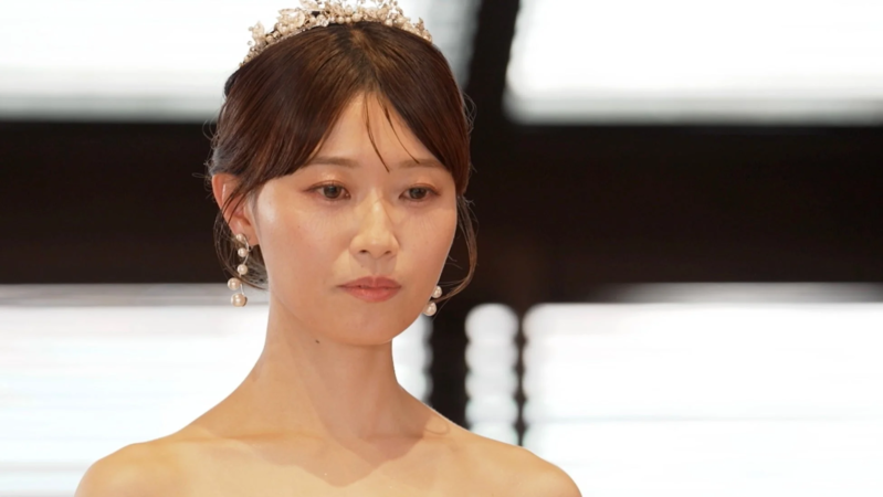 ティアラとパールイヤリングを身につけた女性