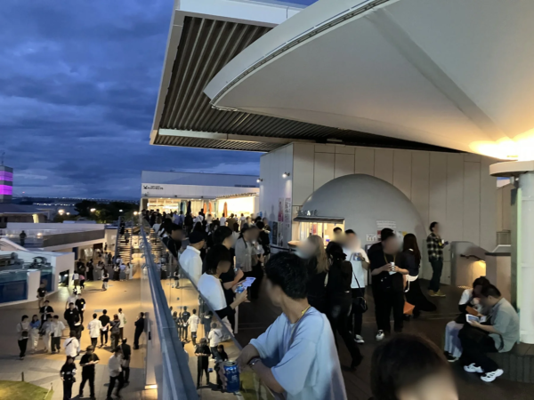 夜の商業施設で交流する参加者