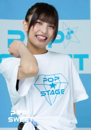 POP STAGEのロゴが入ったTシャツを着た女性