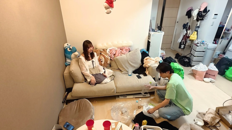 散らかった部屋の松本日向さんと澤田さん