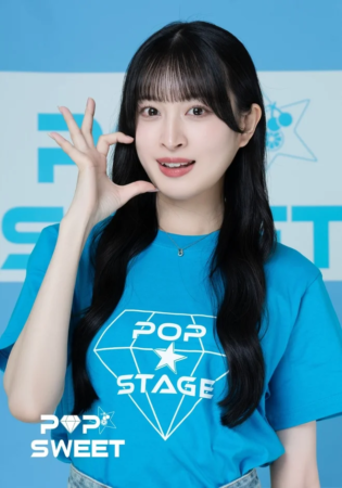 POP STAGEとPOP SWEETのロゴが入ったTシャツを着た女性