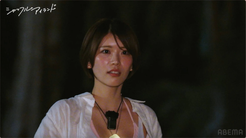 真剣な表情の女性