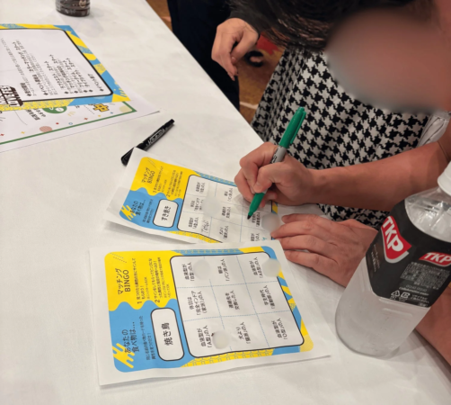 イベントでマッチングビンゴを楽しむ参加者の様子