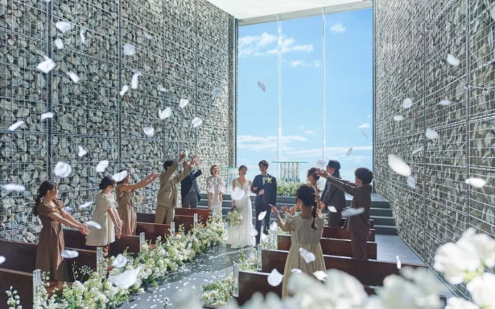 モダンなチャペルで行われている結婚式の様子。