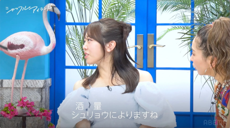 スタジオで会話する女性MC陣